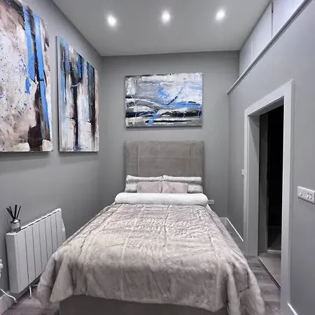 The Art House 3 Galway, Woodquay Apartment *