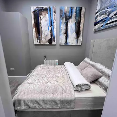 The Art House 3 Galway, Woodquay Apartment *